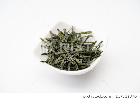 Shredded seaweed served on a small plate 117212370