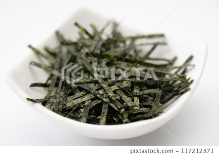 Shredded seaweed served on a small plate 117212371