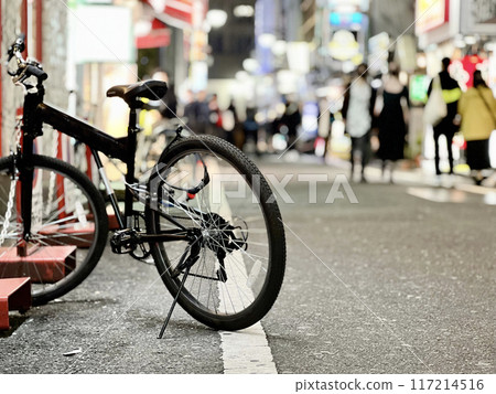 歌舞伎町的腳踏車和行走的人們的形象 117214516