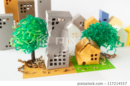 Garden trees that have grown beyond the property, poorly maintained vacant houses, specific vacant houses, old apartment buildings, building age, detached houses 117214557