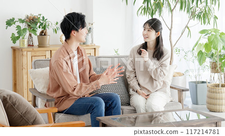 夫妻倆在客廳聊天 夫妻倆在客廳聊天 117214781