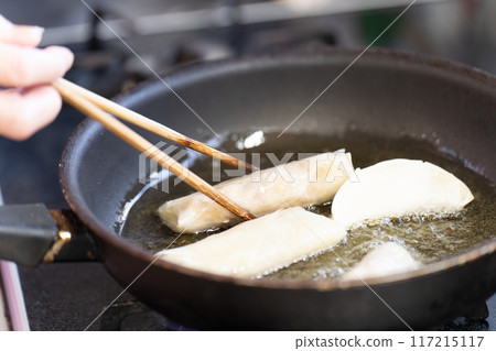 將春捲放入油鍋中煎熟 117215117