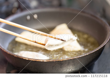 在煎鍋裡煎餃子 117215118