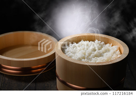 碗裡剛煮熟的熱氣騰騰的米飯(黑色背景) 碗裡剛煮熟的熱氣騰騰的米飯(黑色背景) 117216184