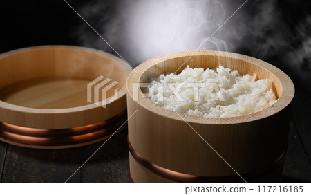 碗裡剛煮熟的熱氣騰騰的米飯（黑色背景） 117216185