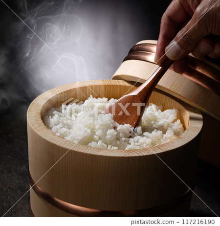 碗裡剛煮熟的熱氣騰騰的米飯(黑色背景) 碗裡剛煮熟的熱氣騰騰的米飯(黑色背景) 117216190