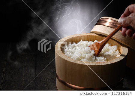 碗裡剛煮熟的熱氣騰騰的米飯(黑色背景) 碗裡剛煮熟的熱氣騰騰的米飯(黑色背景) 117216194