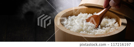 碗裡剛煮熟的熱氣騰騰的米飯(黑色背景) 碗裡剛煮熟的熱氣騰騰的米飯(黑色背景) 117216197
