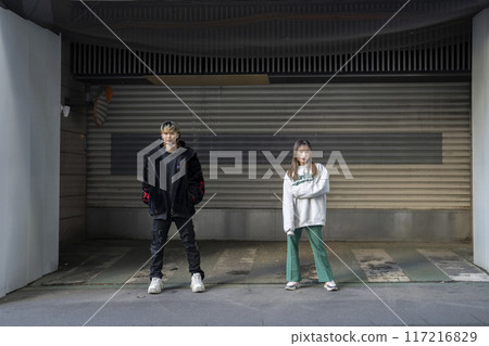 Men and women in their 20s looking at camera, portrait Men and women in their 20s looking at camera, portrait 117216829