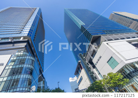 高聳的Grand Front大阪，夏日藍天 117217125