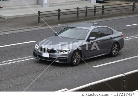 轎車道路行駛 117217484