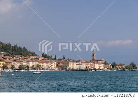 Promenade in Salo on Lake Garda with bustling bar and scenic views 117218768