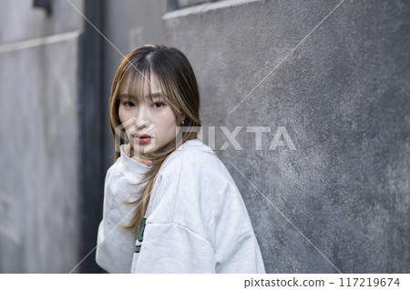 Woman in her 20s looking at camera, portrait Woman in her 20s looking at camera, portrait 117219674