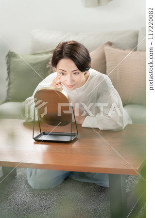 中年婦女患有皮膚問題 117220082