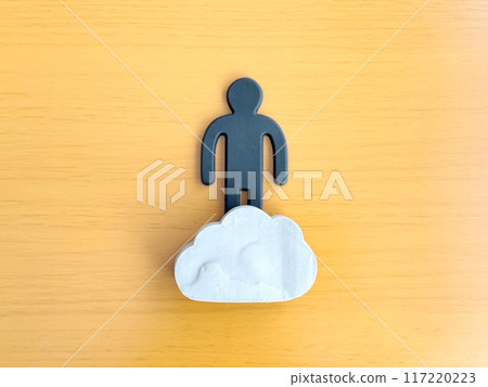 黑色娃娃腳下的雲形飾物 黑色娃娃腳下的雲形飾物 117220223