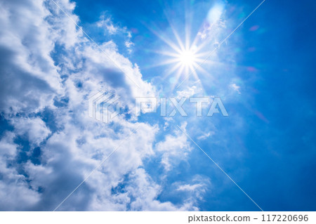 太陽和閃亮的雲彩 117220696