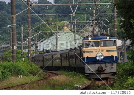 "Retro Yokohama" train pulled by EF65-501 running with the Yokosuka Line's famous sights in the background_Photo taken on June 27, 2009 "Retro Yokohama" train pulled by EF65-501 running with the Yokosuka Line's famous sights in the background_Photo taken on June 27, 2009 117220955
