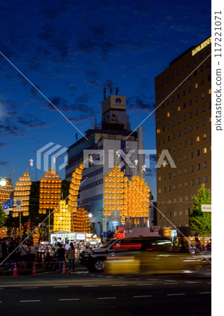 黃昏時分，搖曳的燈籠和祭典會場秋田市 117221071