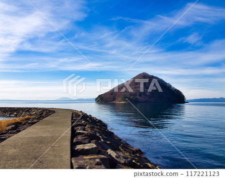 晴天時淺蟲海灘和湯之島防波堤的風景 晴天時淺蟲海灘和湯之島防波堤的風景 117221123