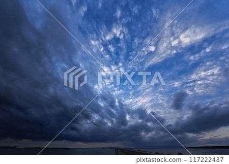 傍晚的天空和港口，各種雲彩遍佈天空/超廣角/天基/231220pm 117222487