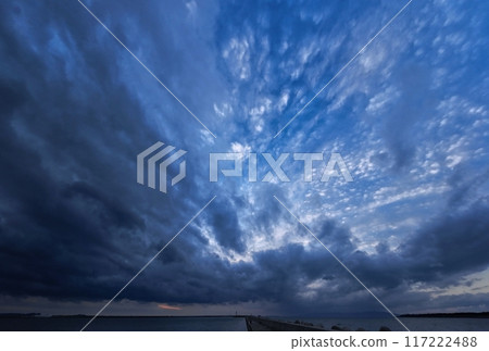 傍晚的天空和港口，各種雲彩遍佈天空/超廣角/天基/231220pm 117222488