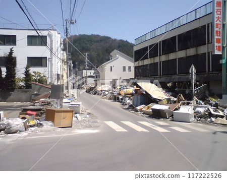 由於海嘯的影響，道路上到處都是垃圾 117222526