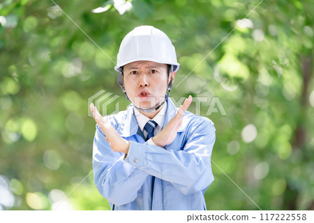 穿工作服的男士 x 117222558
