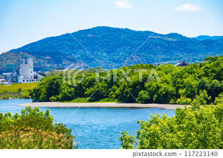 [Kyoto scenery] The gentle flow of the Uji River (from Kangetsu Bridge to Uji Bridge) 117223140