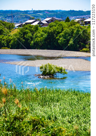 [Kyoto scenery] The gentle flow of the Uji River (from Kangetsu Bridge to Uji Bridge) 117223150