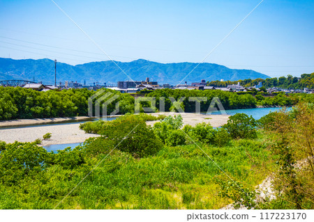 [Kyoto scenery] The gentle flow of the Uji River (from Kangetsu Bridge to Uji Bridge) 117223170