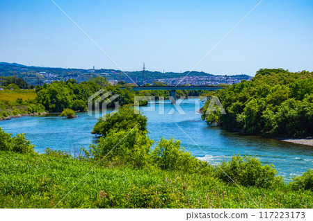 [Kyoto scenery] The gentle flow of the Uji River (from Kangetsu Bridge to Uji Bridge) 117223173