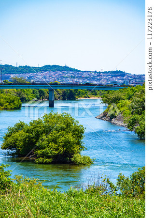 [Kyoto scenery] The gentle flow of the Uji River (from Kangetsu Bridge to Uji Bridge) 117223178