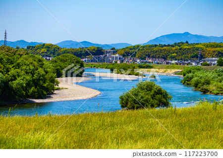 [Kyoto scenery] The gentle flow of the Uji River (from Kangetsu Bridge to Uji Bridge) 117223700