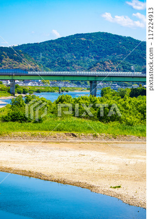 [Kyoto scenery] The gentle flow of the Uji River (from Kangetsu Bridge to Uji Bridge) 117224913