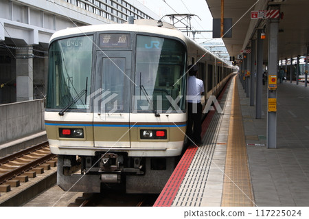 JR Kyoto Line 221 series train (bound for Aboshi Station, US) stopped at Himeji Station JR Kyoto Line 221 series train (bound for Aboshi Station, US) stopped at Himeji Station 117225024