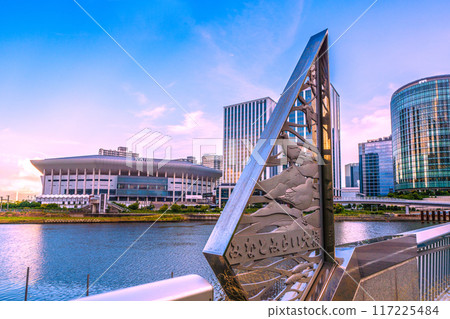 日本橫濱城市景觀從港未來大橋看到港未來 K Arena 和其他地區 = 2020 年 8 月 7 日 117225484