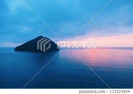 Sunset over the calm sea 117225954