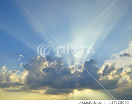 陽光透過雲層的縫隙照進來 117228093