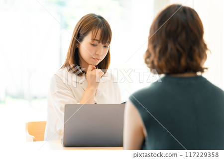 兩個日本女商人正在開會 兩個日本女商人正在開會 117229358
