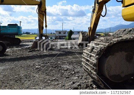 在土木工程建造場所的建築機器 在土木工程建造場所的建築機器 117232567