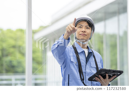穿著工作服的男子手持平板電腦、建築維護、施工管理、檢查、調查、圖像 117232580