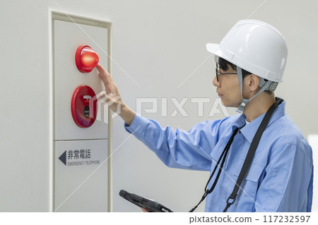 一名穿著工作服的男子檢查火警、建築維護圖像 117232597