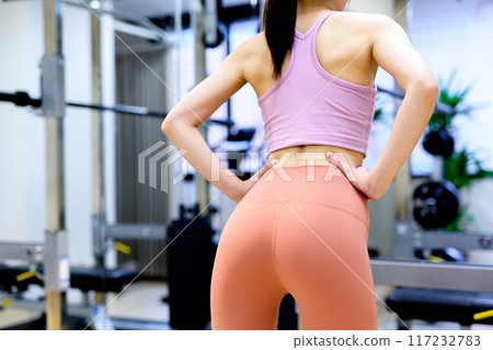 年輕女子從後面在健身房、飲食、健身房、肌肉訓練、美麗的臀部訓練中擺姿勢 117232783