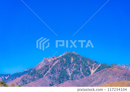 [Autumn material] Higashizawa Bridge and Yatsugatake in late autumn with blue skies [Yamanashi Prefecture] 117234104