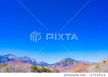 [秋天素材]深秋的東澤橋和八岳，藍天[山梨縣] 117234114