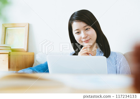 在客廳裡扮演個人電腦的女人 117234133