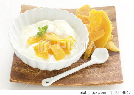 優格加芒果乾 117234642