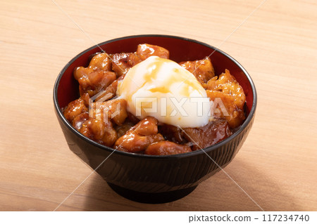 烤雞肉串(上面放著溫泉蛋) 烤雞肉串(上面放著溫泉蛋) 117234740