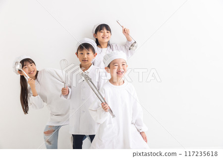 小學生穿學校午餐製服 小學生穿學校午餐製服 117235618
