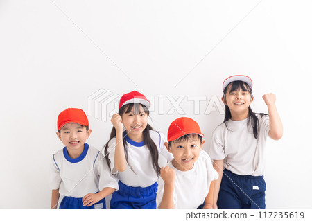 孩子們穿著運動服 孩子們穿著運動服 117235619